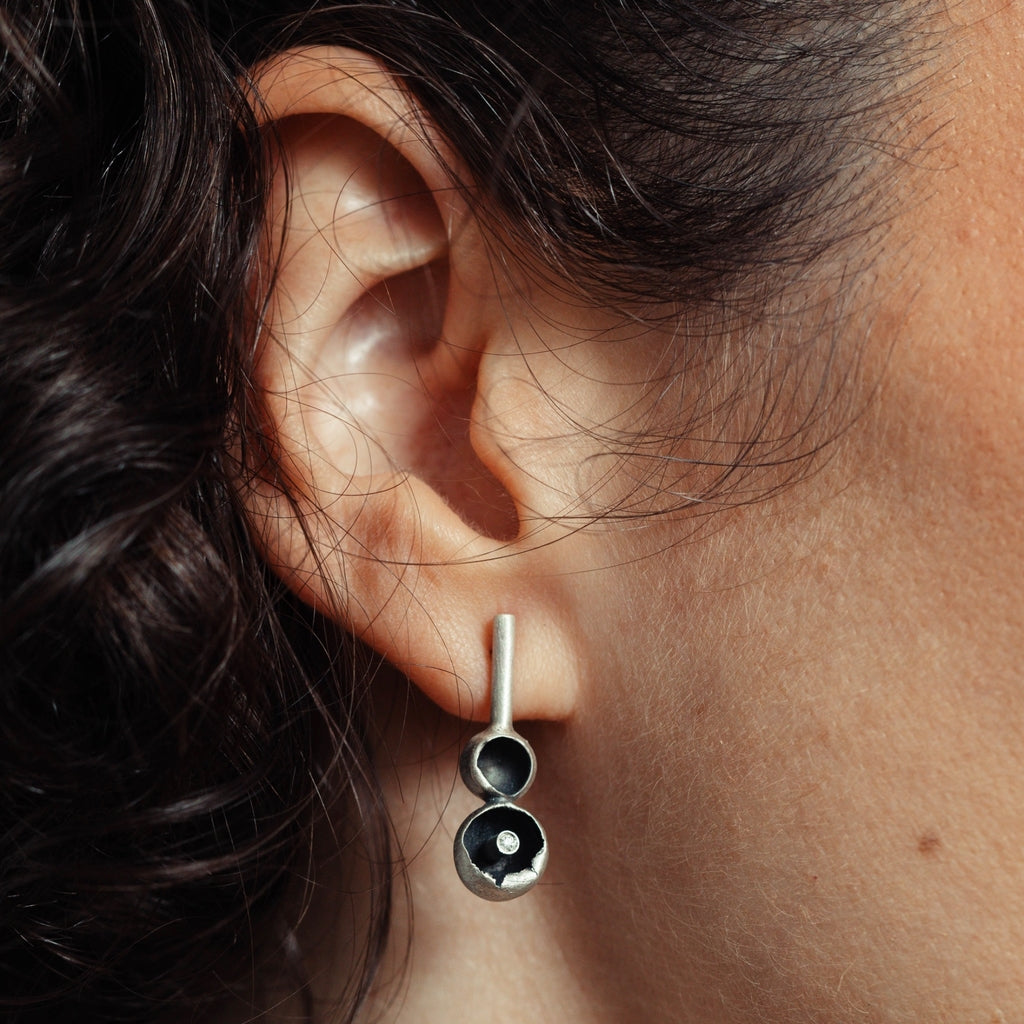 Brinco Luna pequeno com diamante
