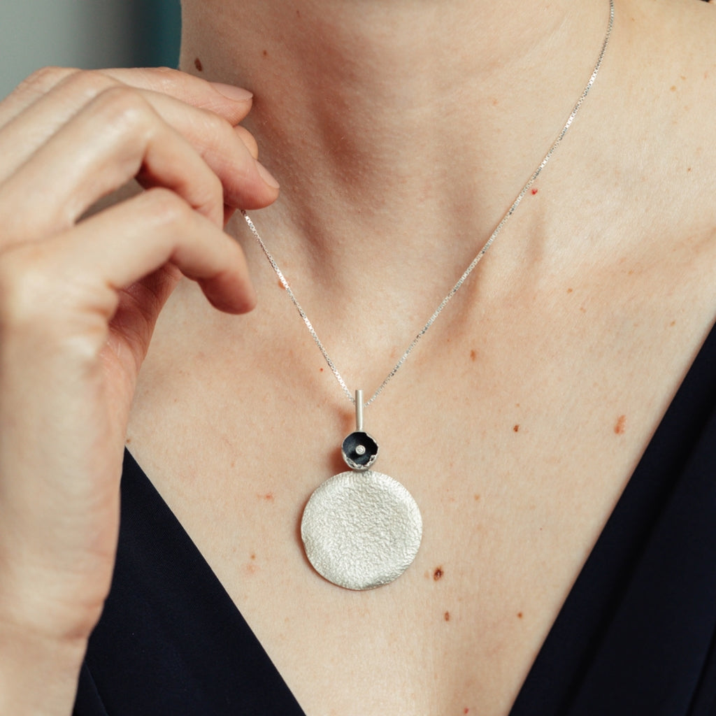 Colar Luna grande com diamante