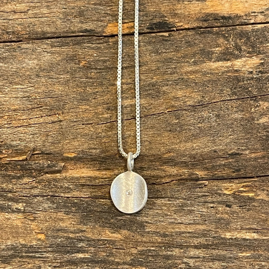 Colar Pétalas mini com diamante