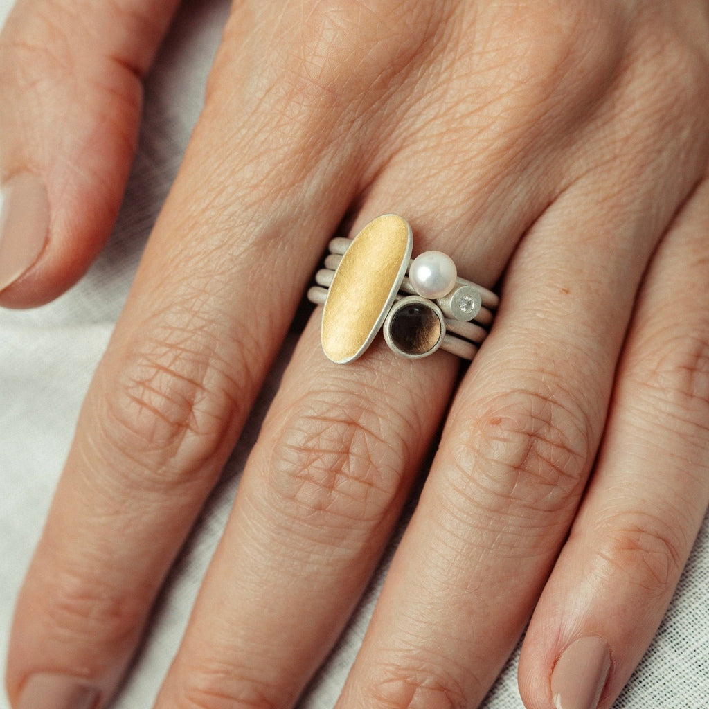 Anel Ella oval pequeno com ouro + Anel Ella quartzo fumê + Anel Leve + Anel Ponto