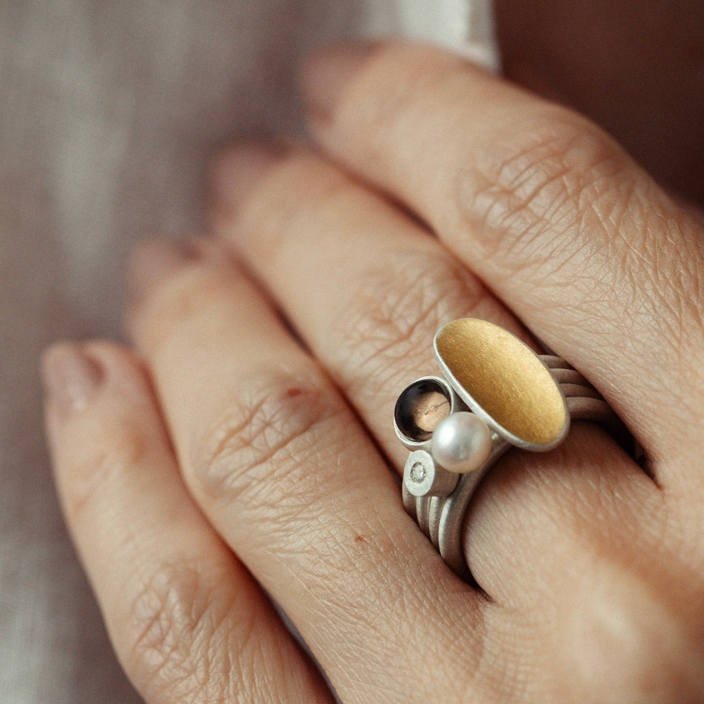 Anel Ella oval pequeno com ouro + Anel Ella quartzo fumê + Anel Leve + Anel Ponto