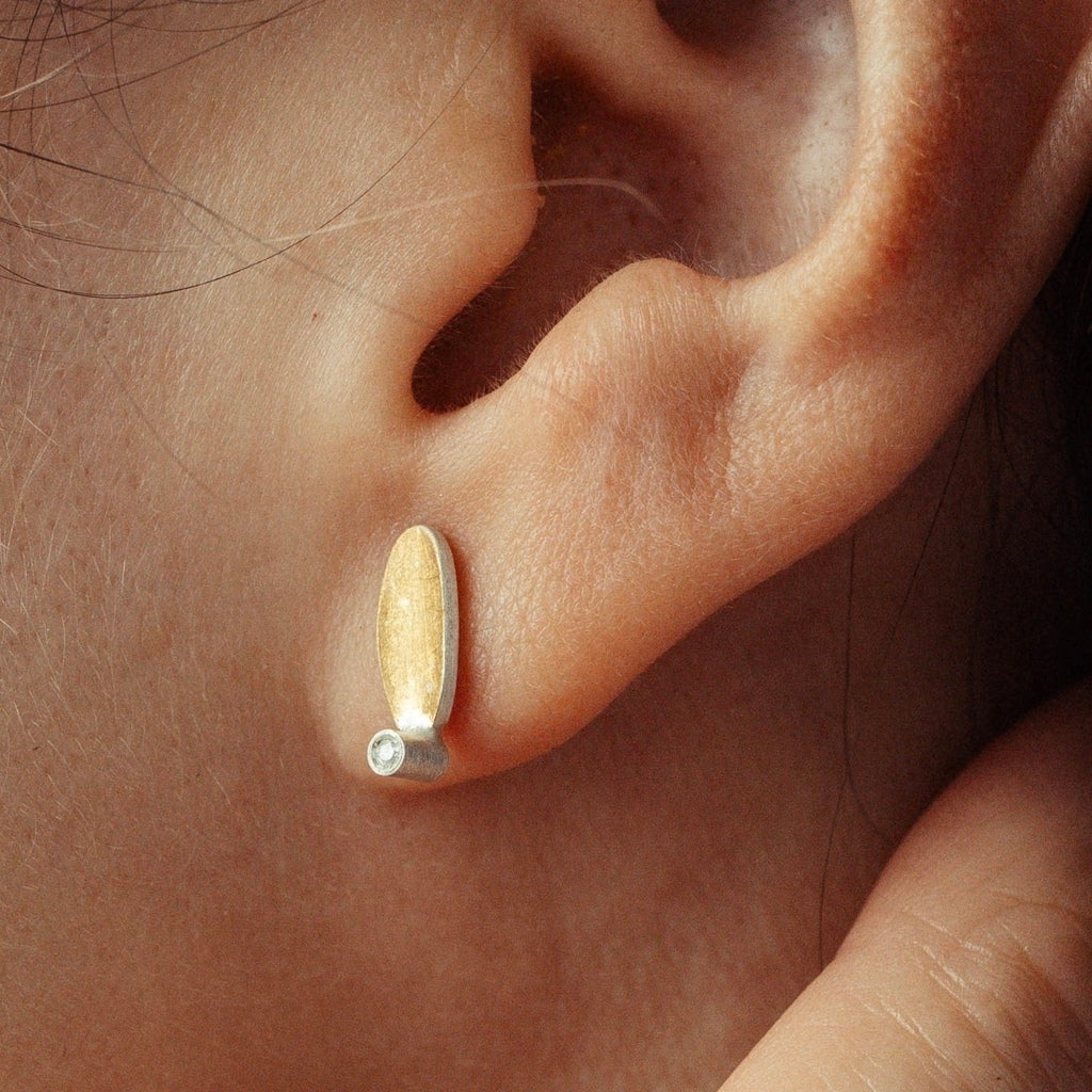 Brinco Ella oval mini com ouro e diamante