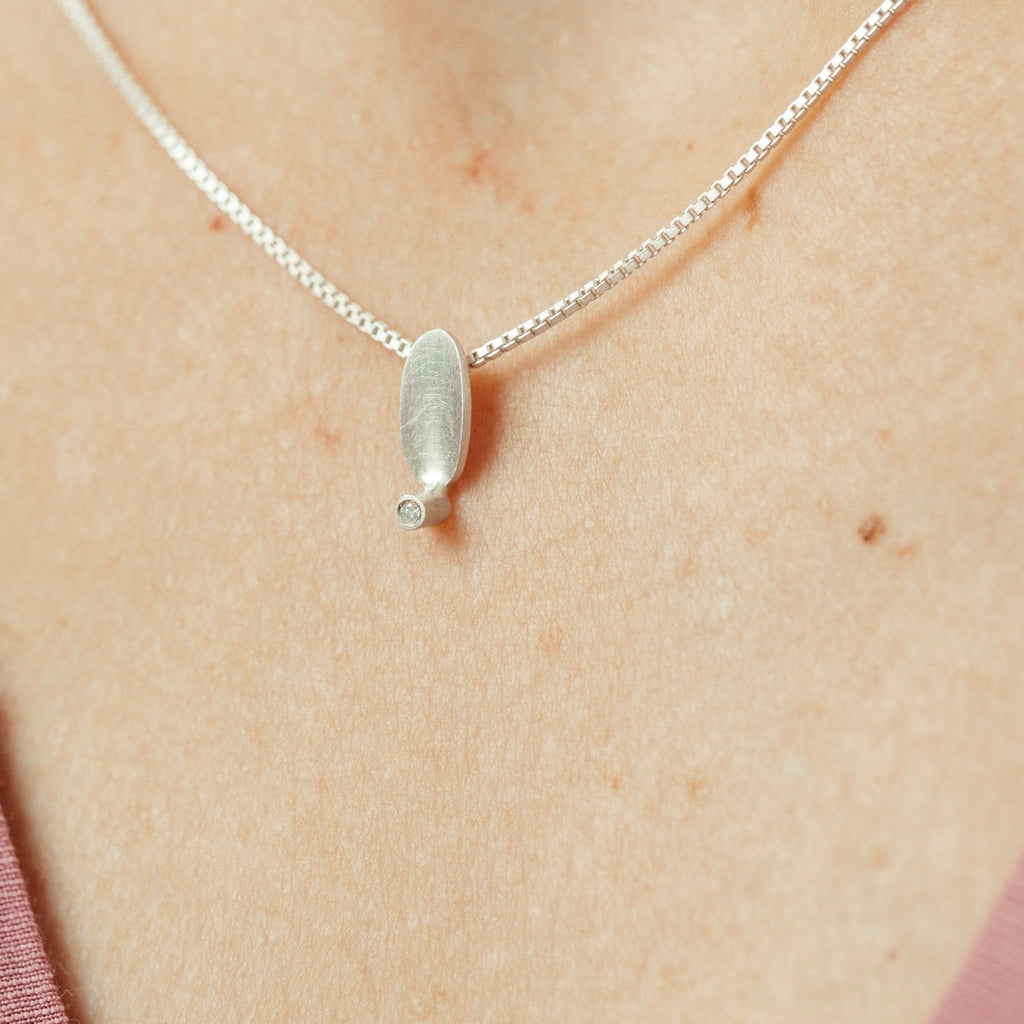 Colar Ella oval mini com diamante