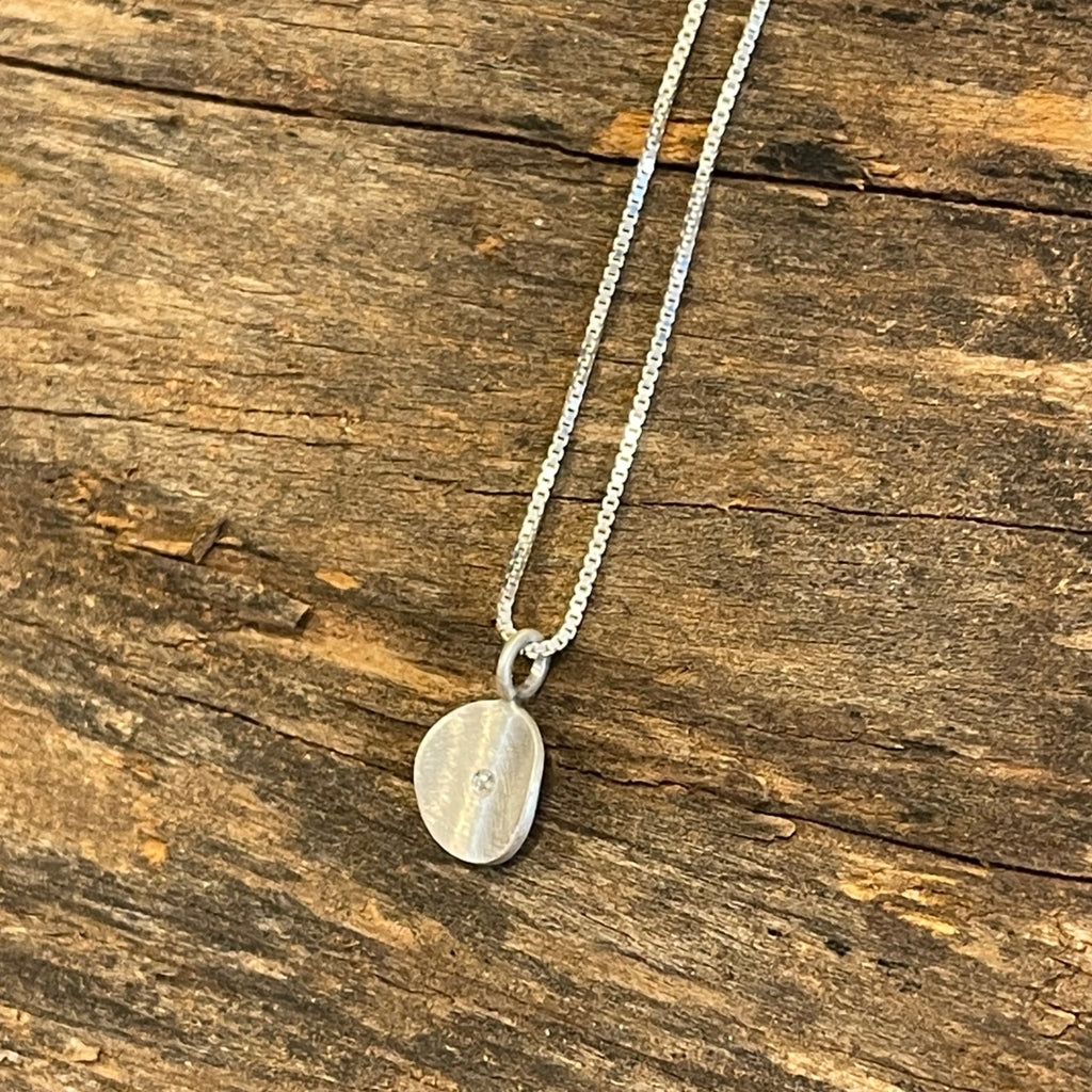 Colar Pétalas mini com diamante