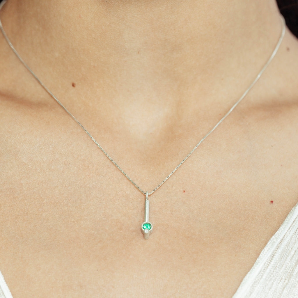 Colar pequeno Esmeralda com diamante