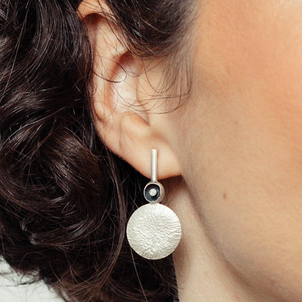 Brinco Luna pequeno com diamante