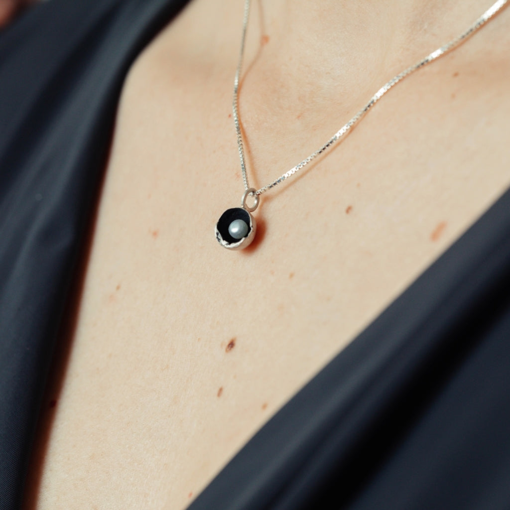 Colar Luna mini com pérola biwa