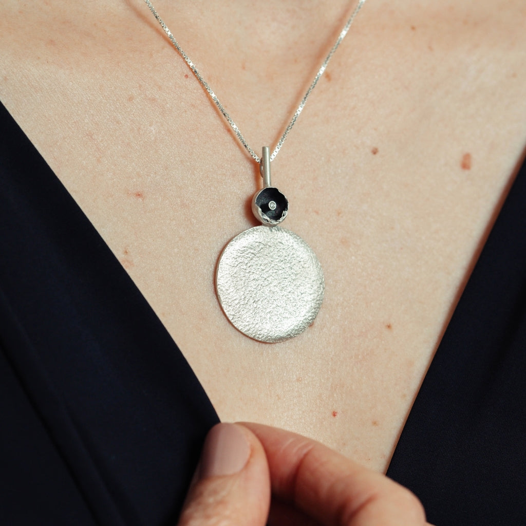 Colar Luna grande com diamante
