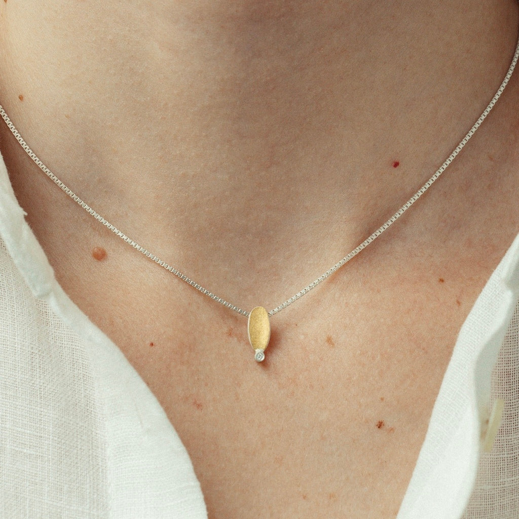Colar Ella oval mini com ouro e diamante