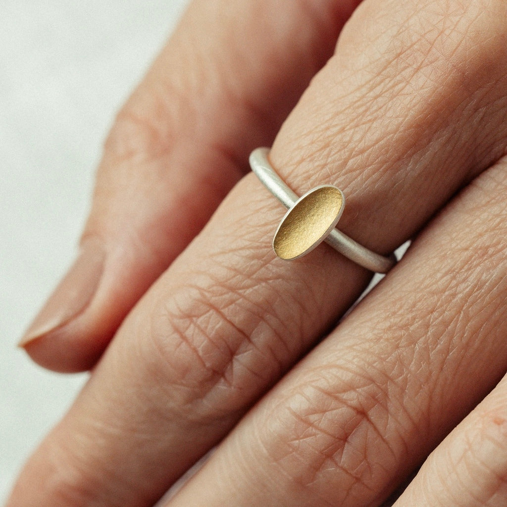 Anel Ella oval mini com ouro