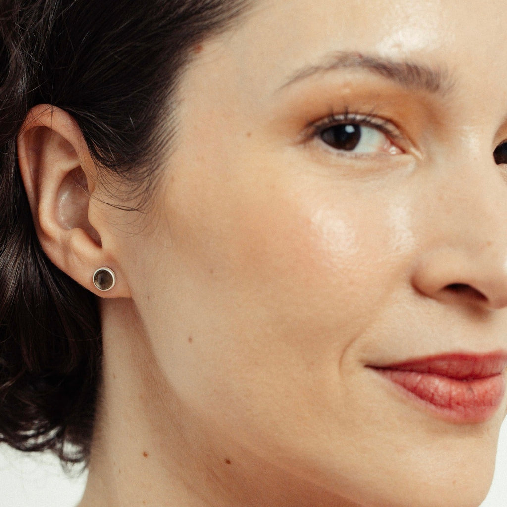 Brinco Ella mini quartzo fumê