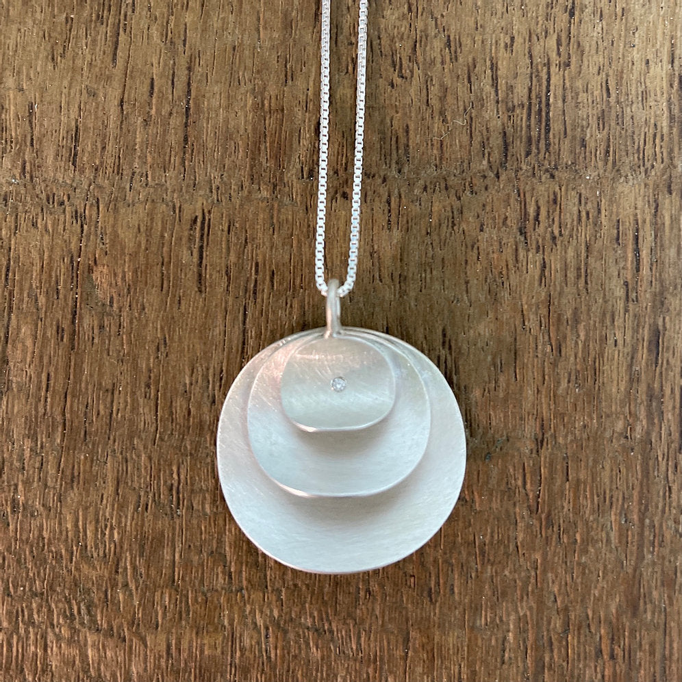 Colar Pétalas médio com diamante