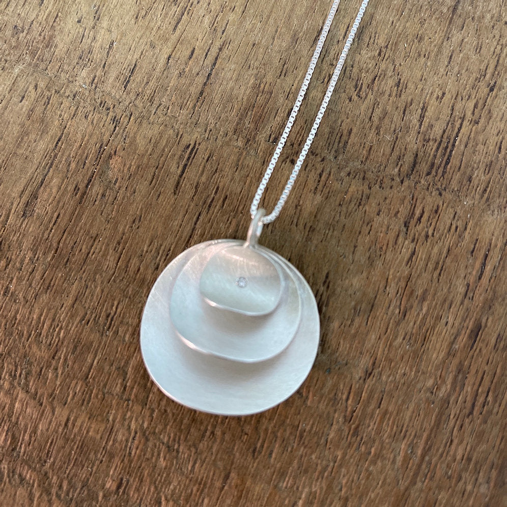 Colar Pétalas médio com diamante