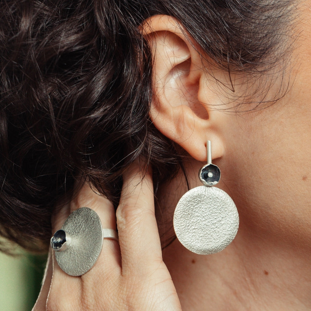 Brinco Luna grande com diamante