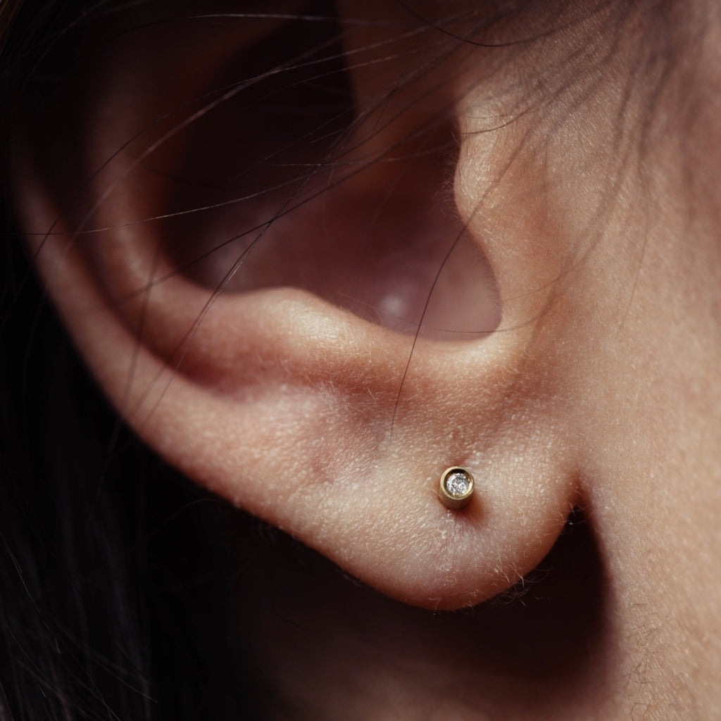 Brinco Dia mini em ouro com diamante de 1 ponto