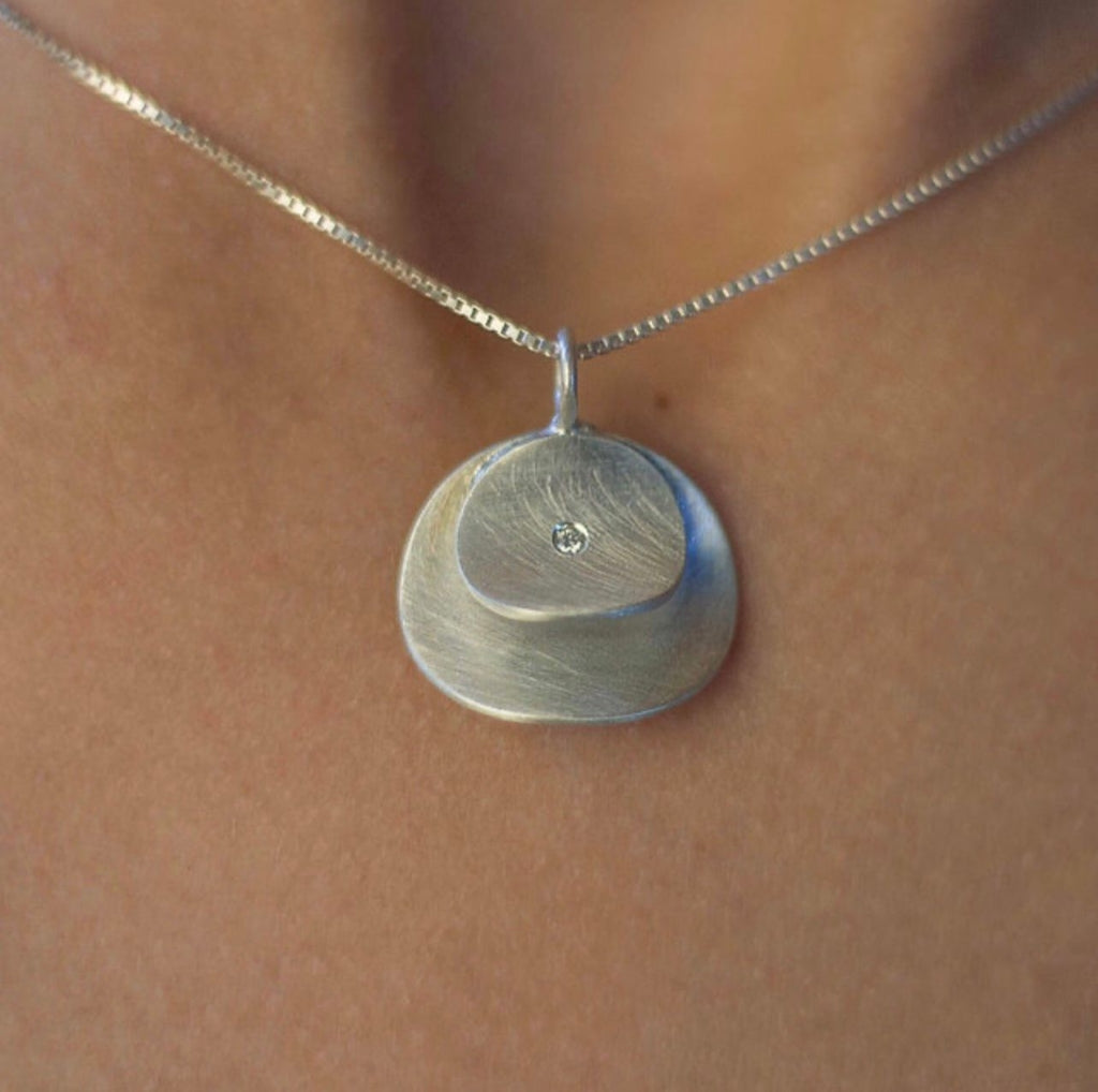 Colar Pétalas pequeno com diamante